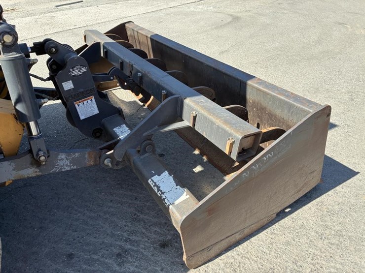 2015-deere-210l-image-8