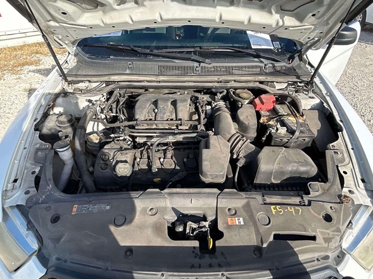 2015-ford-taurus-awd-sedan-image-7