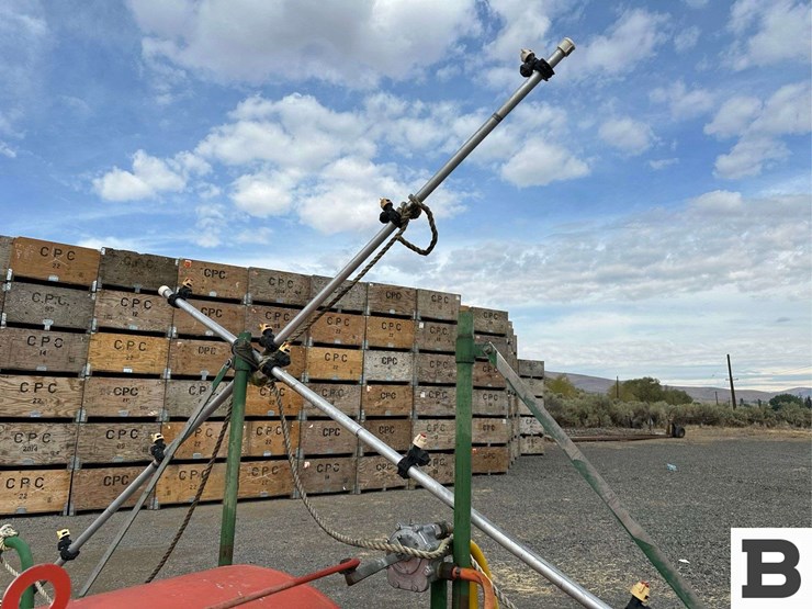2006-rears-200-gallon-orchard-sprayer-with-spray-booms-image-23