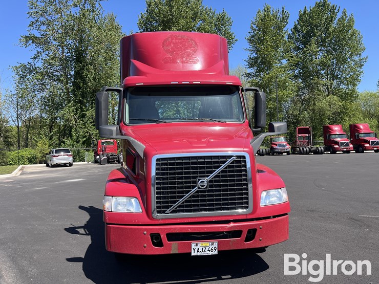 2016-volvo-vnm42t-truck-tractor-image-2