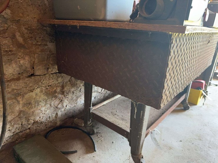 heavy-duty,-metal-framed,-rolling-shop-bench-with-vice-image-5