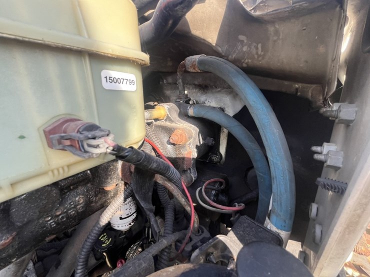 2005-gmc-5500-image-36