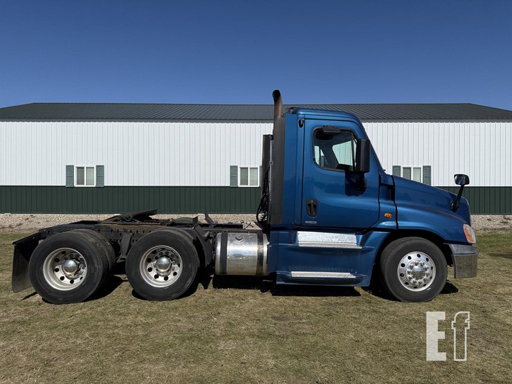 2015-freightliner-cascadia-125-evolution-image-2