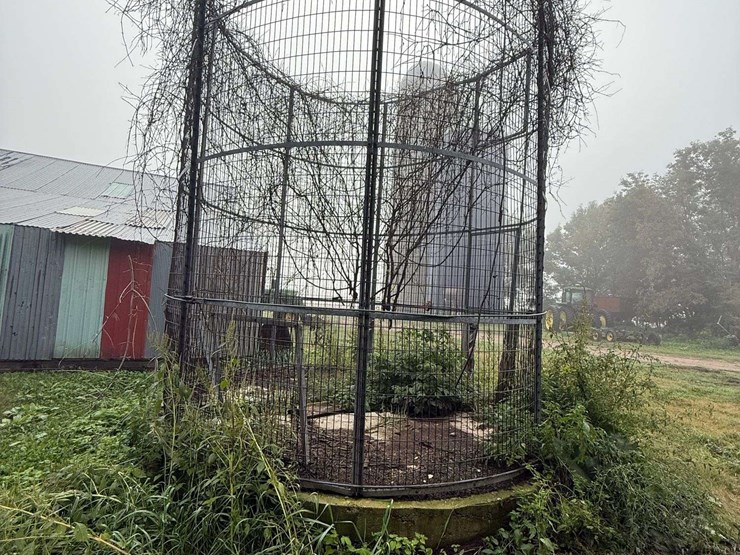 steel-corn-crib,-approx-15’-wide,-buyer-is-responsible-for-removal-image-2