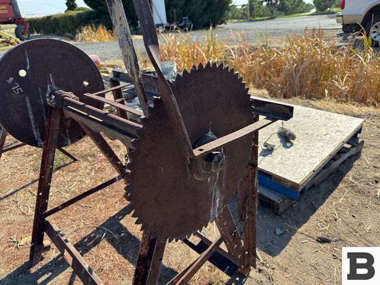 vintage-wood-saw-image-7