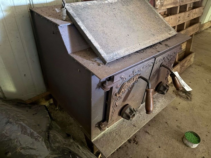 vintage-cast-iron-wood-stove-image-2