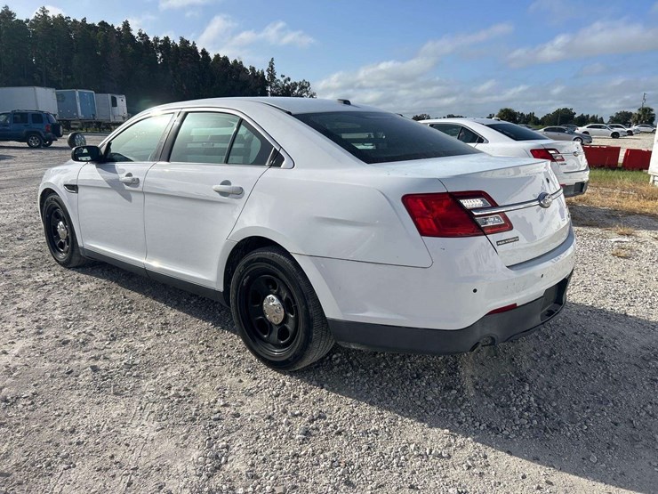 2015-ford-taurus-awd-sedan-image-4