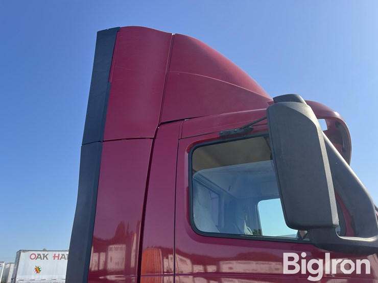 2016-volvo-truck-tractor-image-15