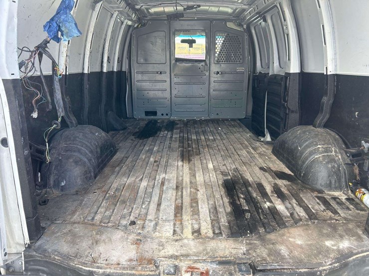 2019-chevrolet-express-2500-cargo-van-image-24