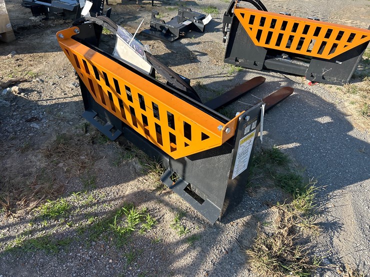 #41-•-48”-hydraulic-adjustable-skid-steer-pallet-forks-image-2