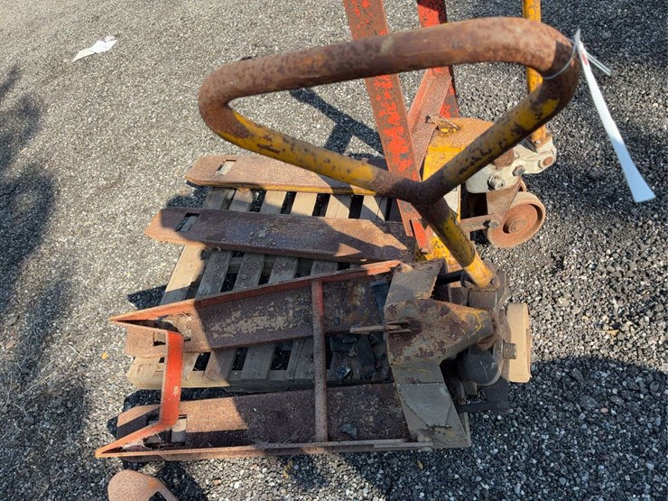 2-pallet-jacks-image-4
