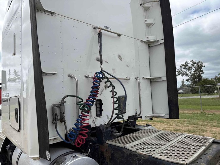 2014-kenworth-t680-image-17