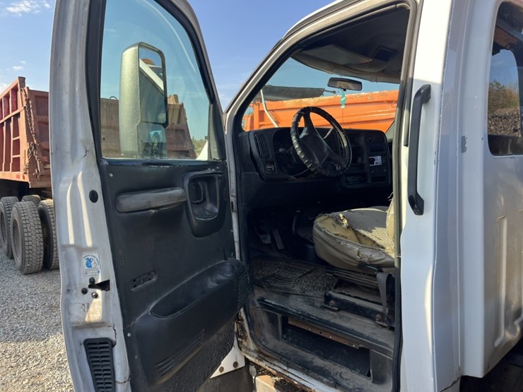 2005-gmc-5500-image-43