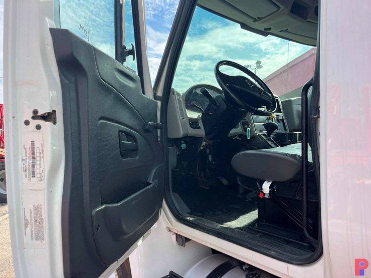 2017-international-durastar-4300-image-11