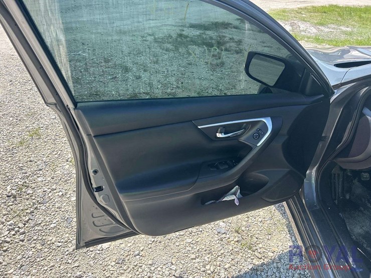 2016-nissan-altima-2.5-sedan-image-13