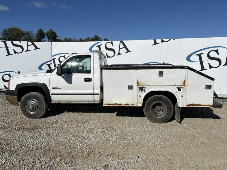 2005-chevrolet-3500-image-2