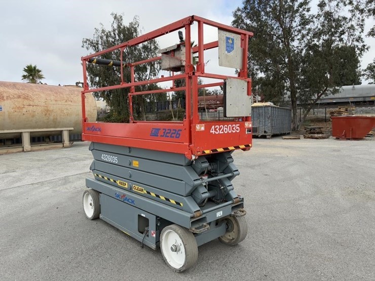 skyjack-sj-3226-scissor-lift-image-2