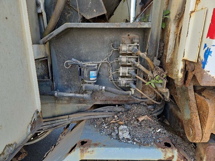 2003-freightliner-fl70-image-18