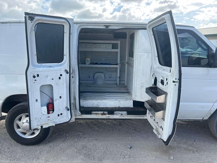 2013-ford-e-350-cargo-van-image-25