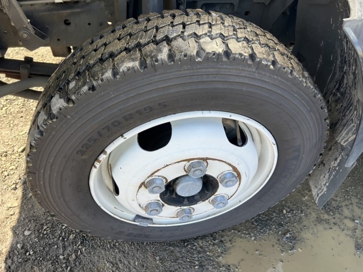 2013-isuzu-nrr-image-17