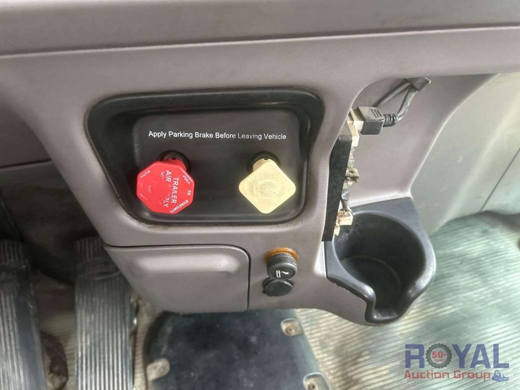 2014-peterbilt-384-image-23
