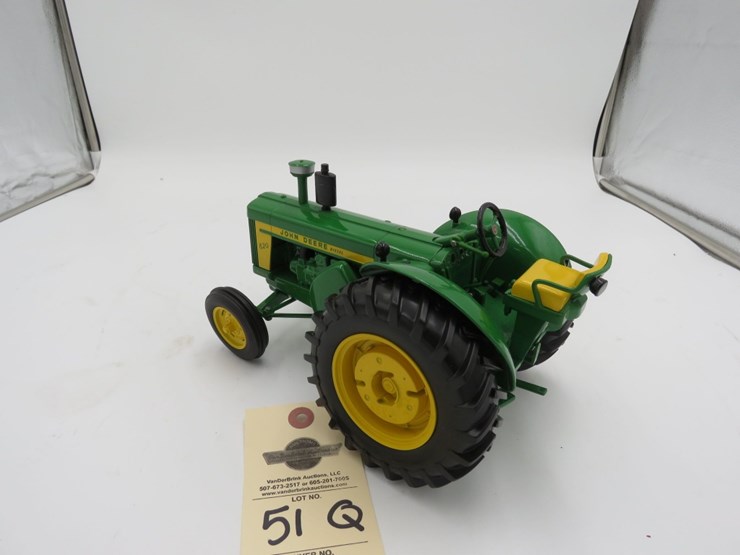 ertl-1/16th-scale-john-deere-820-toy-tractor-image-6