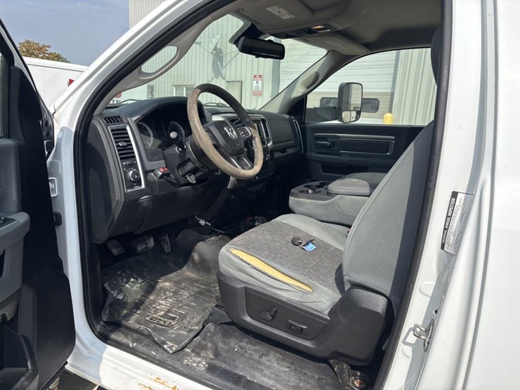 2016-dodge-ram-3500-image-40