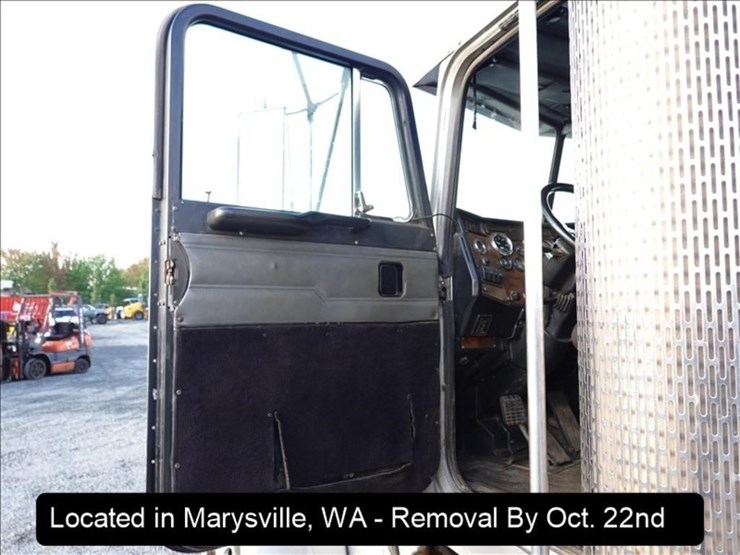 2000-peterbilt-379-image-14