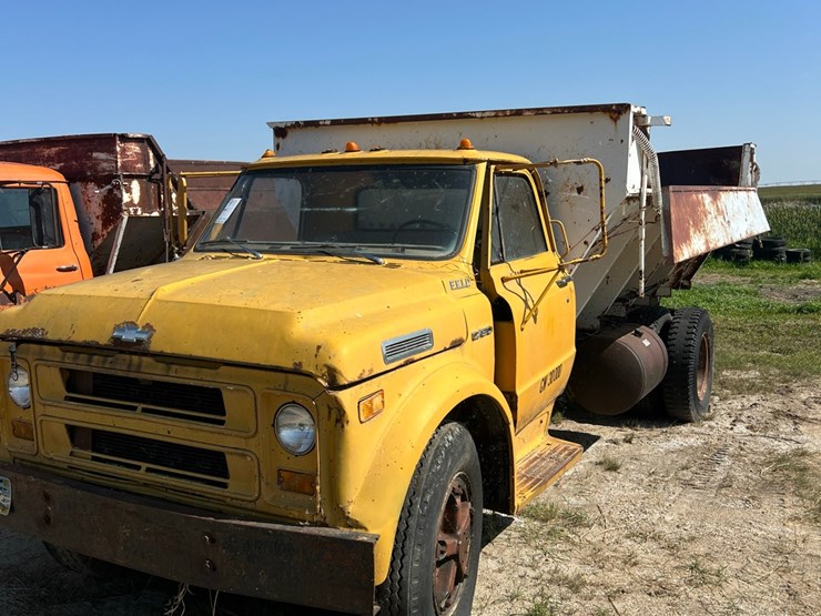 1972-chevy-single-axle-truck,-big-block-motor,-been-sitting,-believed-to-run,-drivers-door-issue-image-1
