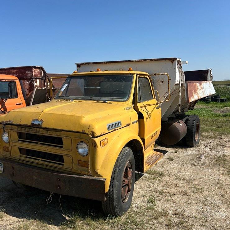1972 Chevy single axle truck, big block motor, been sitting, believed to run, drivers door issue