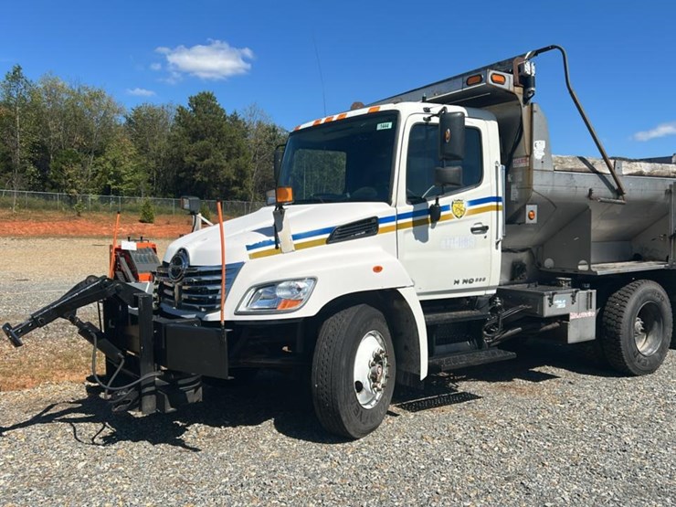#1963-•-2010-dump-&-spreader-truck*-image-1