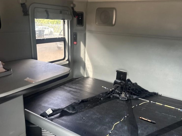 2019-kenworth-t680-image-35