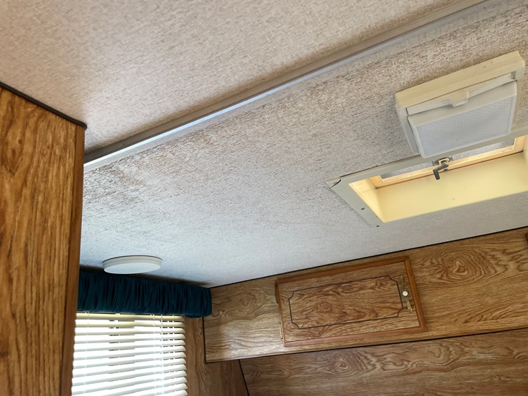 #1900-•-1989-companion-gooseneck-camper-(has-wi-title)-image-76