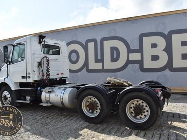 2015-volvo-vnm64t200-image-2