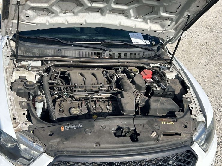 2015-ford-taurus-awd-sedan-image-9