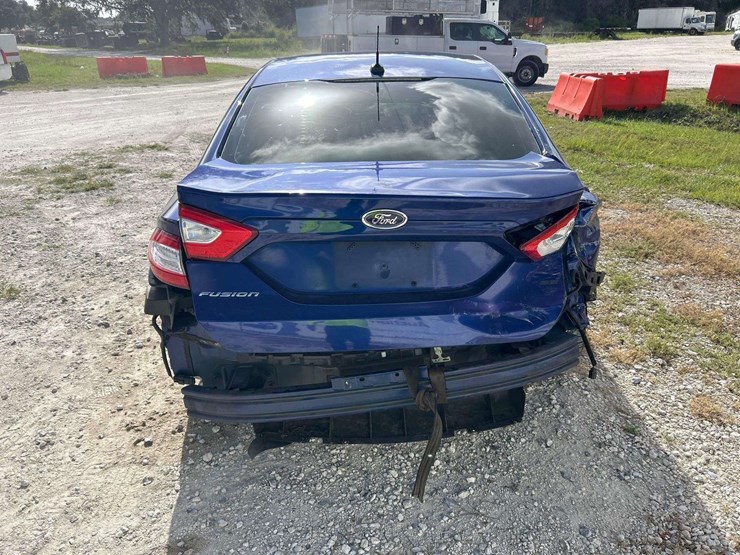 2014-ford-fusion-se-sedan-image-19