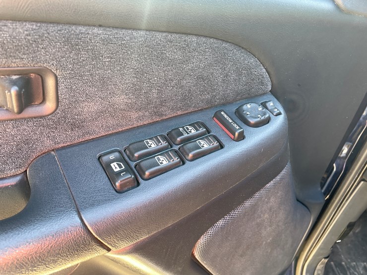 2002-chevrolet-silverado-2500hd-image-30