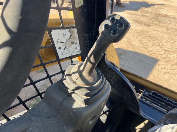 2017-caterpillar-249d-image-23