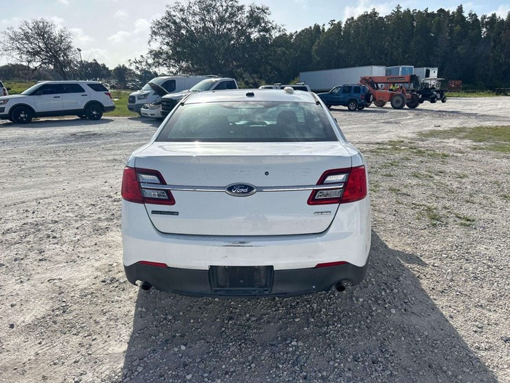 2014-ford-taurus-awd-sedan-image-20