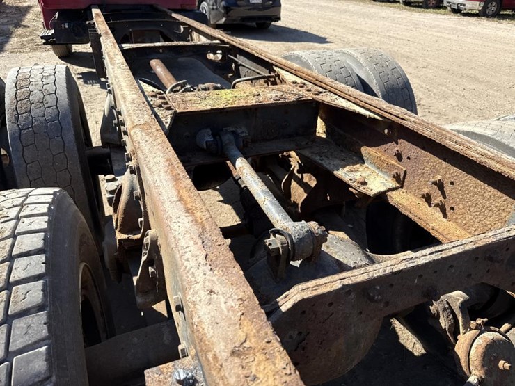 #1815-•-1985-international-1954-cab-chassis-truck-image-28