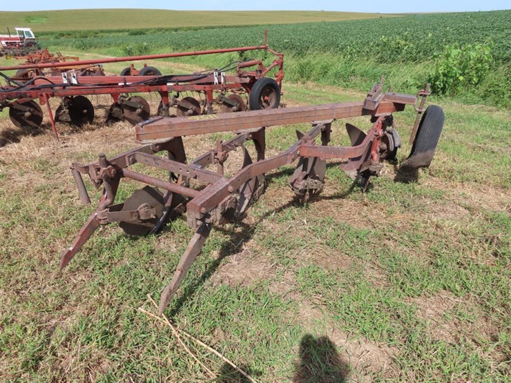 super-chief-4-bottom-plow-image-2