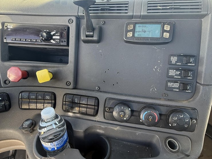 2015-freightliner-cascadia-125-evolution-image-22