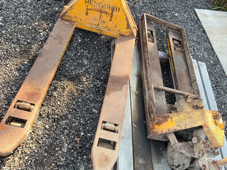 2-pallet-jacks-image-1