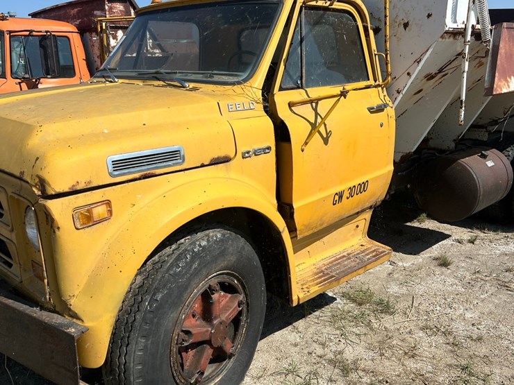 1972-chevy-single-axle-truck,-big-block-motor,-been-sitting,-believed-to-run,-drivers-door-issue-image-5