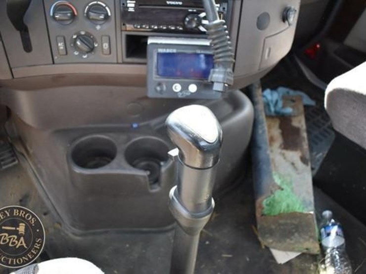 2015-volvo-vnm64t200-image-36