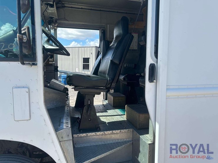 2017-freightliner-mt55-box-truck-image-10