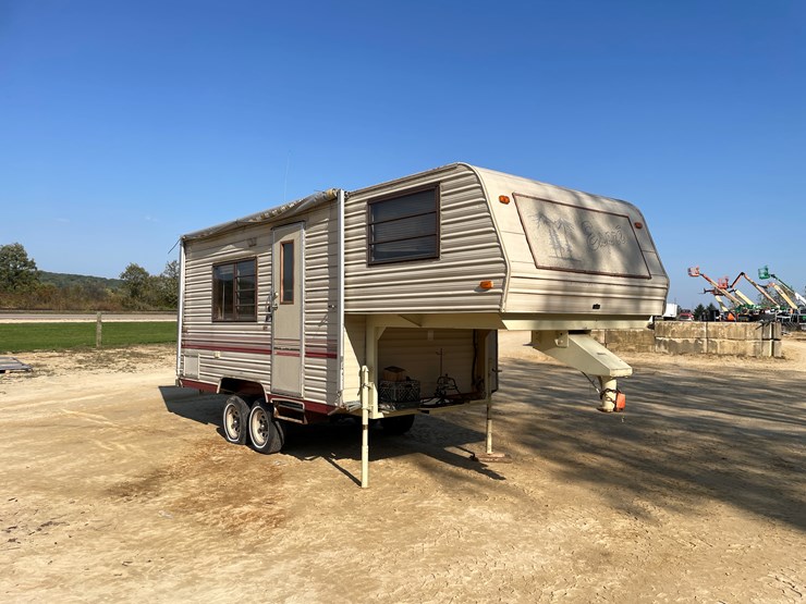#1900-•-1989-companion-gooseneck-camper-(has-wi-title)-image-1