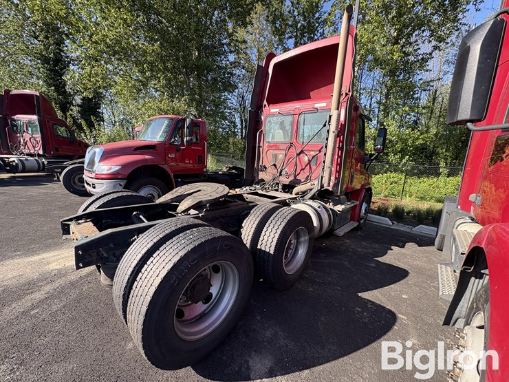 2016-freightliner-ca113dc-truck-tractor-image-5