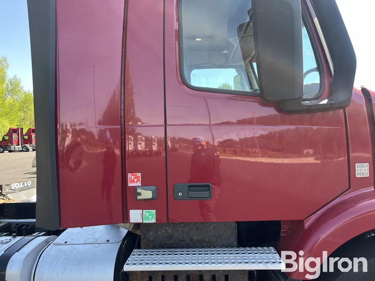 2016-volvo-vnm42t-truck-tractor-image-14