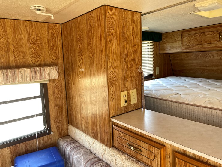 #1900-•-1989-companion-gooseneck-camper-(has-wi-title)-image-44